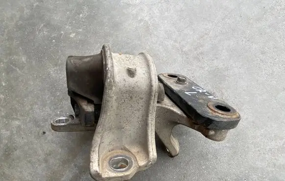 Honda CR-V Engine mounting bracket