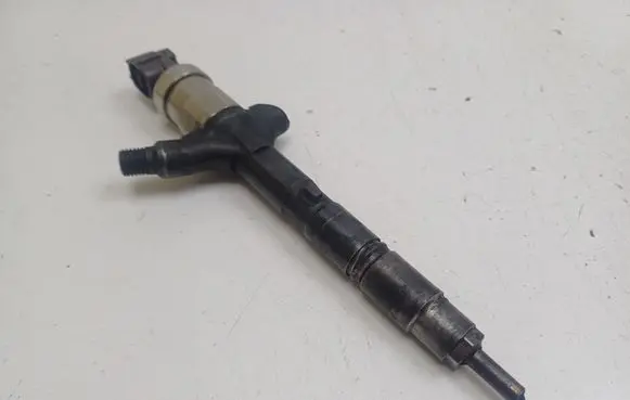 Toyota Corolla Verso E121 Fuel injector 2367027020