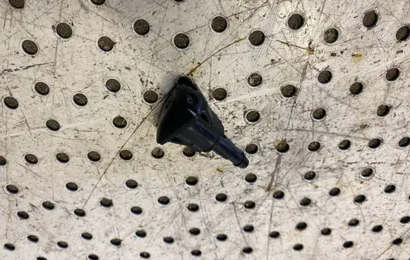 Windshield washer spray nozzle