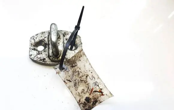 Toyota Avensis T250 Front door lock loop/hook striker 
