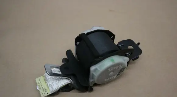 Middle seatbelt (rear)
