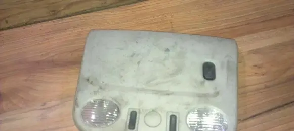 Nissan Almera Tino Front seat light nenustayta