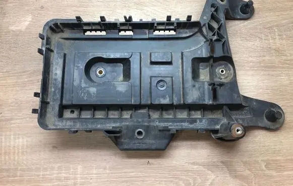 Volkswagen PASSAT B6 Battery tray 1K0915333