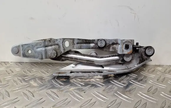 Engine bonnet/hood hinges