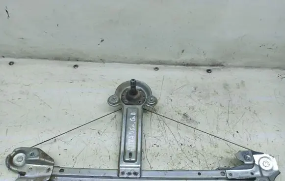 Rear door manual window regulator