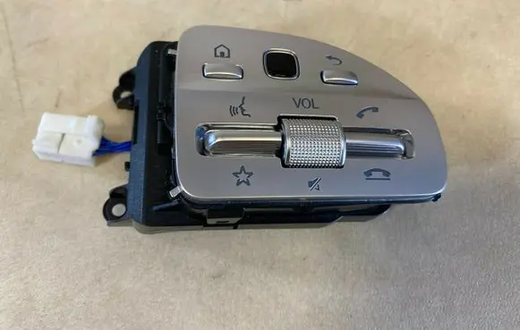 Steering wheel buttons/switches