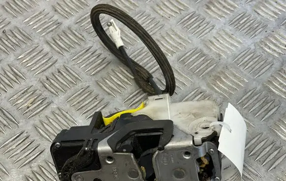 Opel Insignia A Front door lock 13579518