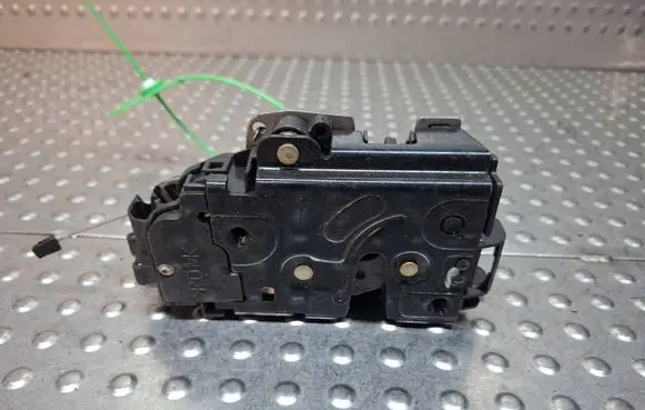 Volkswagen Golf V Front door lock S26371778 3D1837016