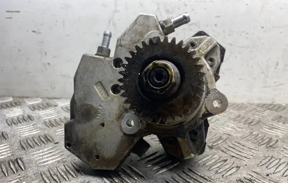 Mercedes-Benz E W211 Fuel injection high pressure pump A6420700501