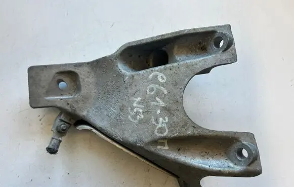 BMW 5 E60 E61 Engine mounting bracket 6770940