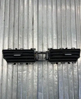BMW 2 F45 Dash center air vent grill 9262955 518786L2 17852911