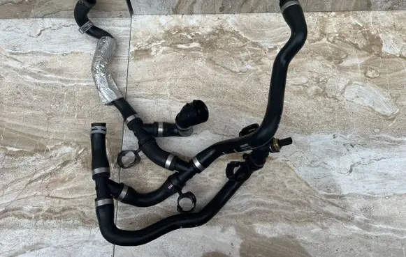 Volvo C40 Engine coolant pipe/hose 32339740