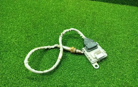 Renault Master III Lambda probe sensor 227903557R SNS377 A2C9325440003