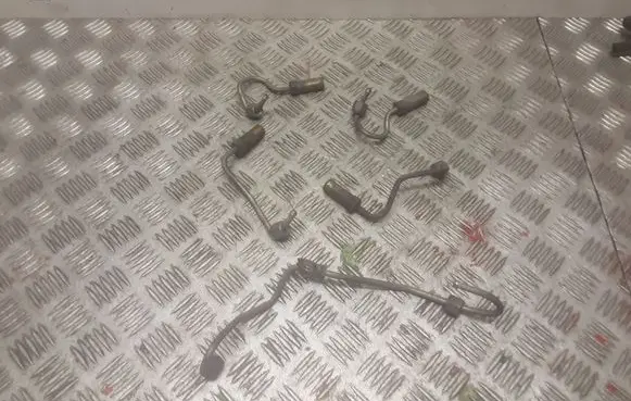 Nissan X-Trail T30 Fuel injector supply line/pipe 