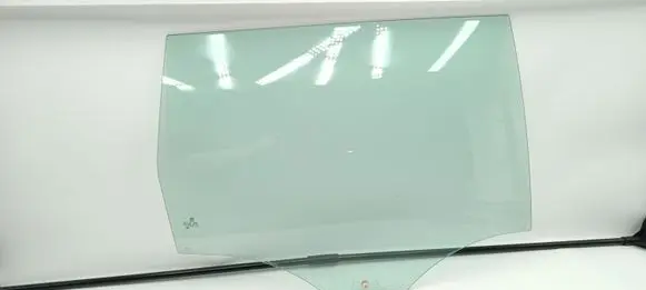 Volkswagen PASSAT B7 Rear door window glass 43R00082