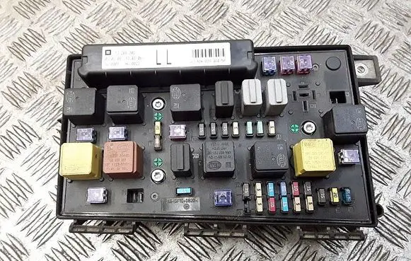 Opel Astra H Fuse module 13268302ll
