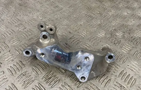 Subaru Outback (BS) Engine mounting bracket
