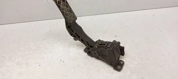 Accelerator throttle pedal