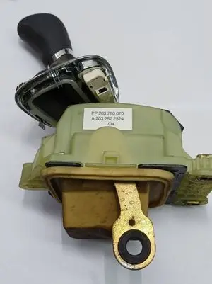 Mercedes-Benz C W203 Gear shifter/selector A2032672524