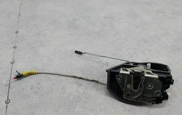 BMW 1 E81 E87 Front door lock 7167077