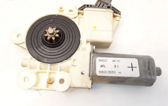 Toyota Avensis T250 Front door window regulator motor 6982005050 992045100