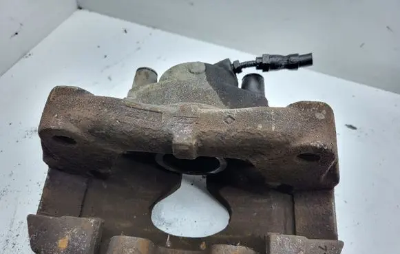 Volkswagen Touareg I Front brake caliper 7L6106D