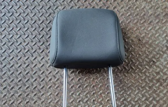 Nissan Juke I F15 Front seat headrest 