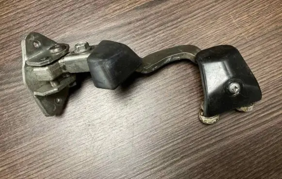 Iveco Daily 4th gen Sliding door upper roller guide/hinge 1071176D