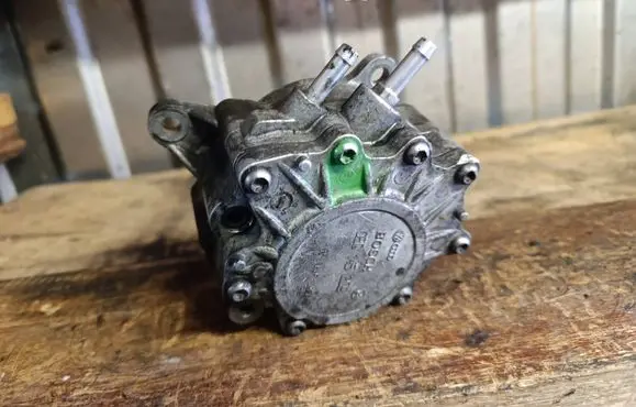 Volkswagen Touran I Vacuum pump 03g145209