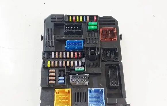 Citroen C4 III e-C4 Fuse module 9832881080 20230211 28709110