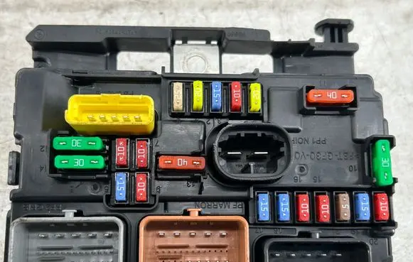 Citroen DS3 Fuse module 9667199680
