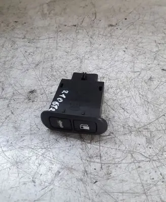 KIA Sorento Tailgate/boot open switch button 823W02150