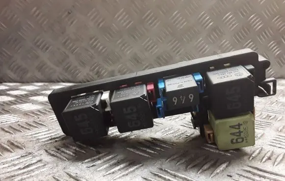 Volkswagen Golf VI Fuse module 1K2937503B