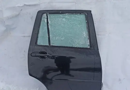 Mazda 2 Rear door juoda