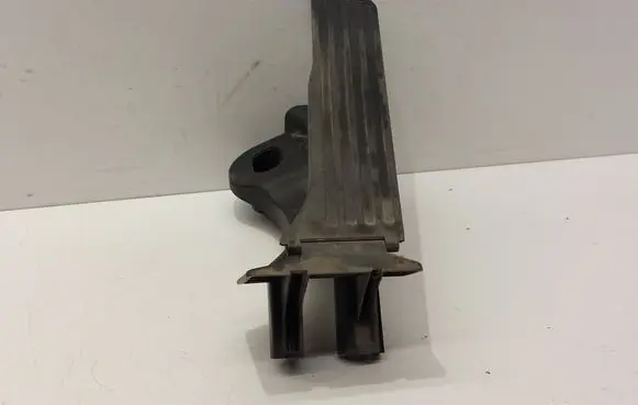 Accelerator throttle pedal