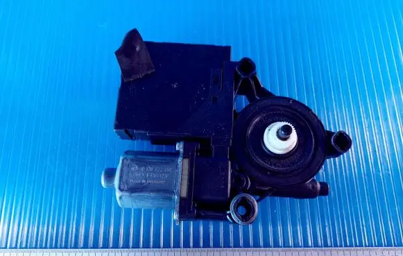 Volkswagen PASSAT B6 Front door window regulator motor 0130822451 058 981676135