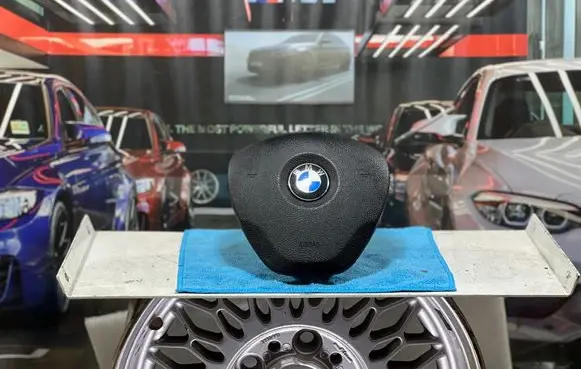 Steering wheel airbag