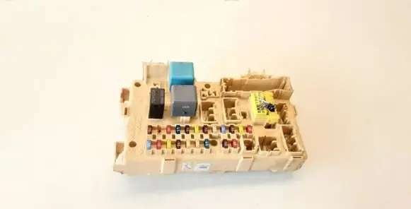 Toyota Avensis T250 Fuse module 8264105030A 06051600164702