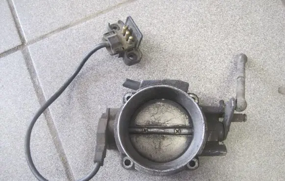 Mercedes-Benz 190 W201 Throttle valve A2015404245