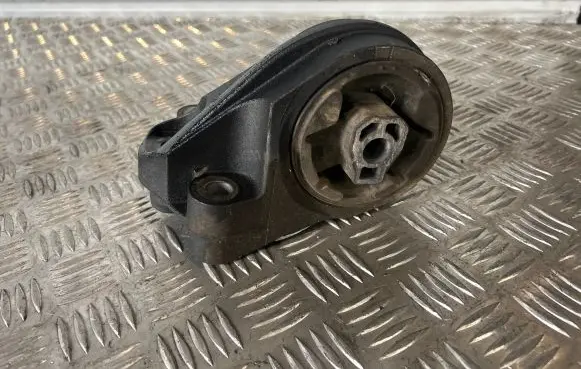 Chevrolet Captiva Engine mount bracket