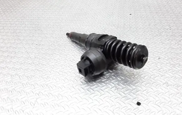 Volkswagen Golf V Fuel injector 038130073AG