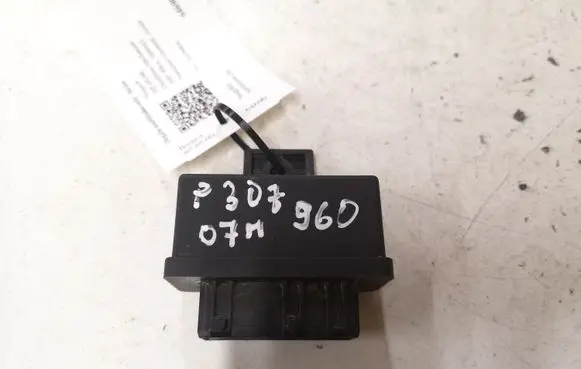 Peugeot 307 Fuel pump relay 240107