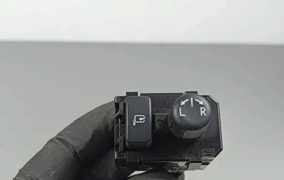 Toyota GT 86 Wing mirror switch 83061CA000