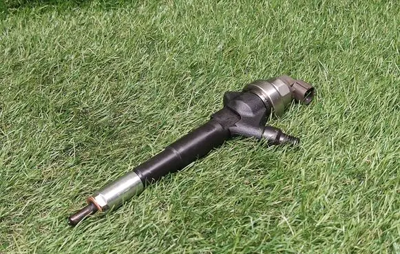 Opel Mokka Fuel injector 55567729