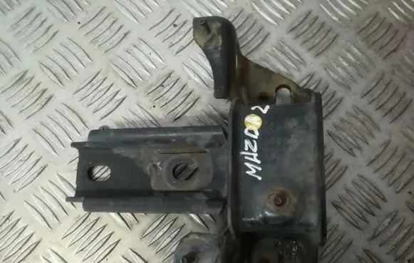 Engine mount bracket