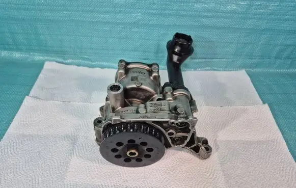 Volkswagen PASSAT B8 Oil pump 04L145208K