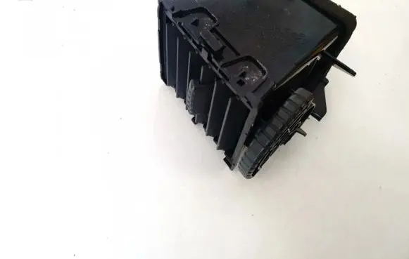 Nissan X-Trail T30 Dash center air vent grill 68751eq000