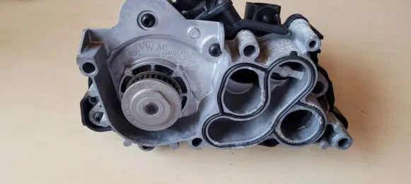 Volkswagen Golf VII Water pump 04E121042L