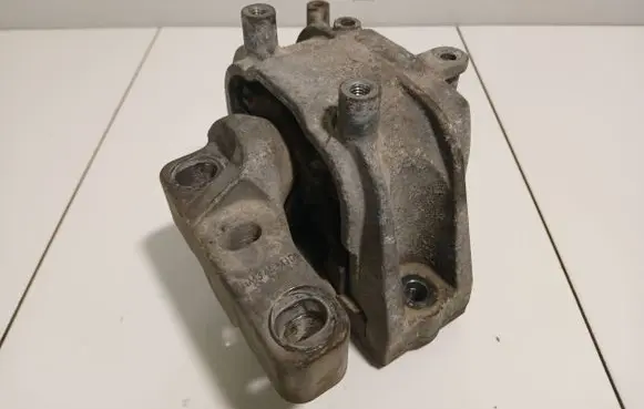 Volkswagen PASSAT B6 Engine mount bracket