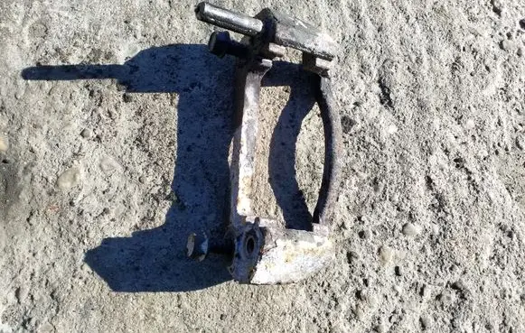 Mazda 323 Front Brake Caliper Pad/Carrier 